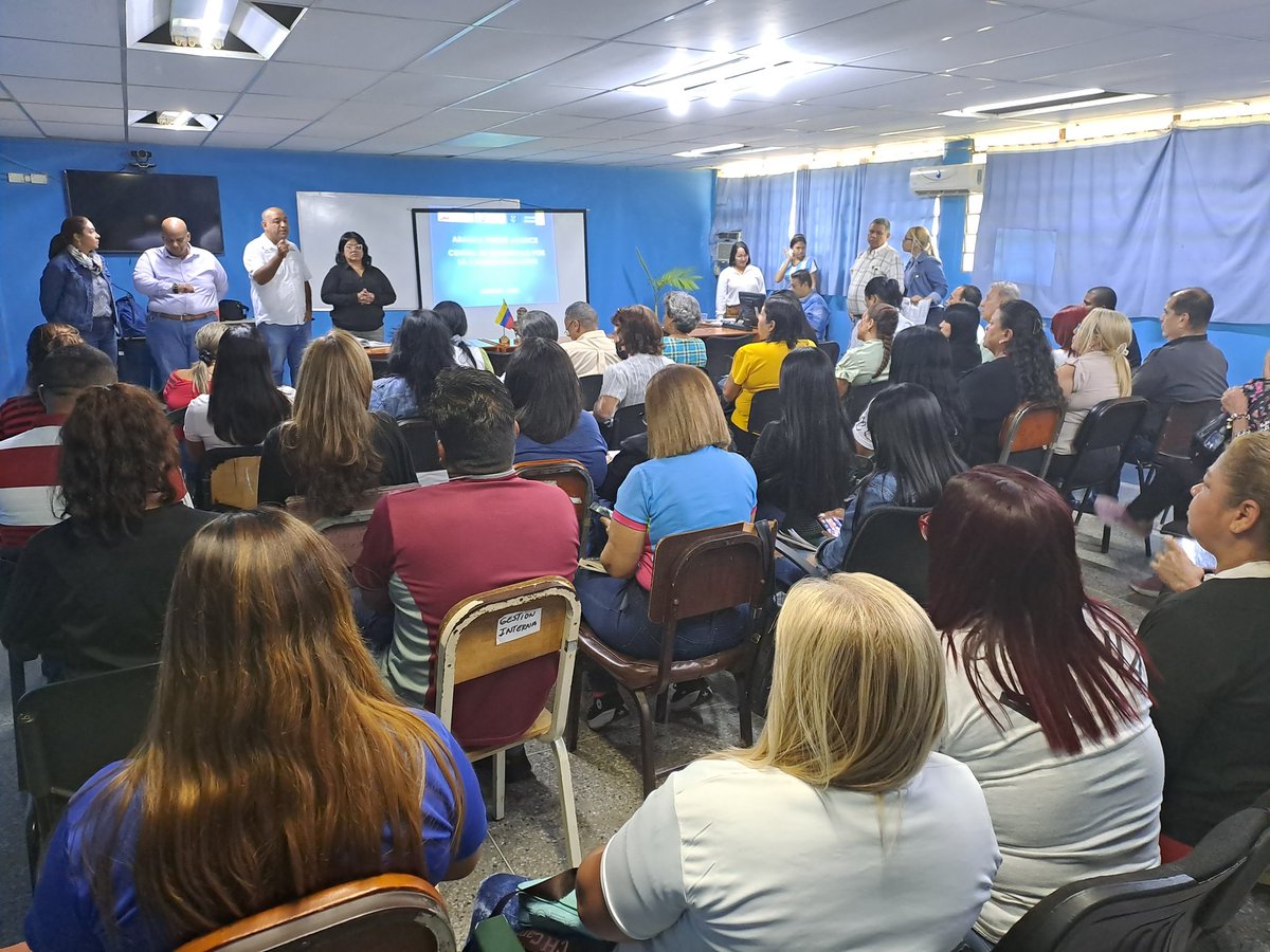 #9Febrero
Desde la @ZE_Aragua junto a la Viceministra <a href="/_NancyOrtuno_/">Nancy Ortuño Rojas</a> realizamos un encuentro con el equipo de gestión para la caracterización del centro de desarrollo por la calidad educativa. 
#IVIC64Años 
<a href="/NicolasMaduro/">Nicolás Maduro</a> <a href="/_LaAvanzadora/">Yelitze Santaella</a> <a href="/MPPEDUCACION/">MPPEDUCACION</a> <a href="/Soykarinacarpio/">Karina Carpio</a>
