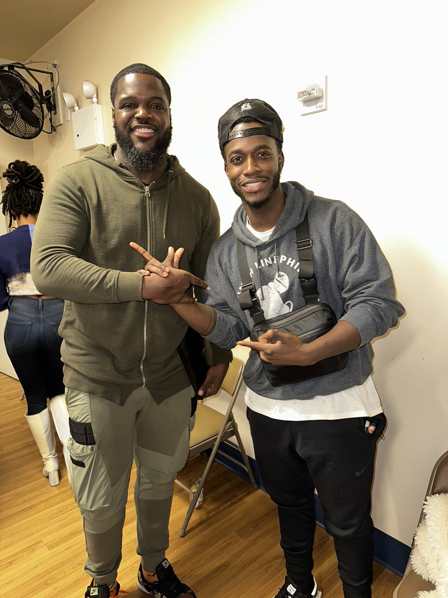 SL__Senpai's tweet photo. First time taking acting classes and look who I bump into 🙏🏿🙏🏿…Got some gems from @theshiggyshow appreciate the talk coach, lastly thanks to @marcusbankscomedy for putting the puzzle together for me always grateful #ActingCoach #SlavyLogic #Explore #MillionDollarSmile https://t.co/ql4vohaPt8