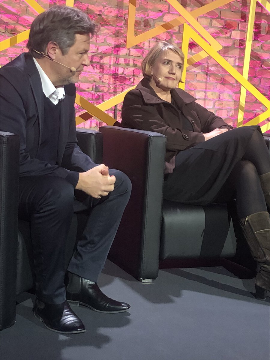 TheihsVCI's tweet photo. Robert Habeck: „Ich meine, wir brauchen einen Industriestrompreis.“ und „Wenn ich die Chemie nach 2030 mit erneuerbaren Energien versorgen will, muss die Chemie dann auch noch da sein“
Volle Zustimmung, packen wir es an! Gemeinsam! Politik, Energiewirtschaft und Industrie! Jetzt! https://t.co/fEGOCwWfdr