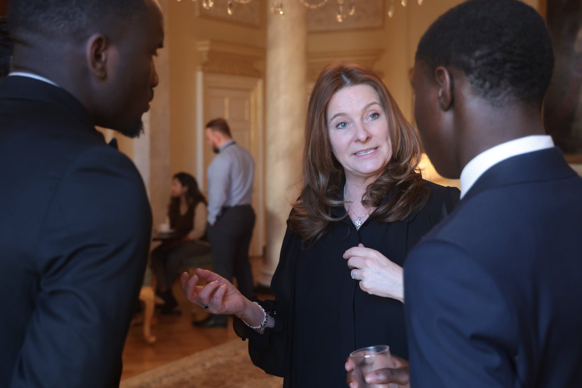 10DowningStreet's tweet photo. Have you thought about an apprenticeship? 

Today, Education Secretary @GillianKeegan met apprentices in Downing Street and spoke to them about her experience being an apprentice. 

Find out how you can start your journey here: https://t.co/1iU5GUg51h

#NationalApprenticeshipWeek https://t.co/w4FZ5DPLqn