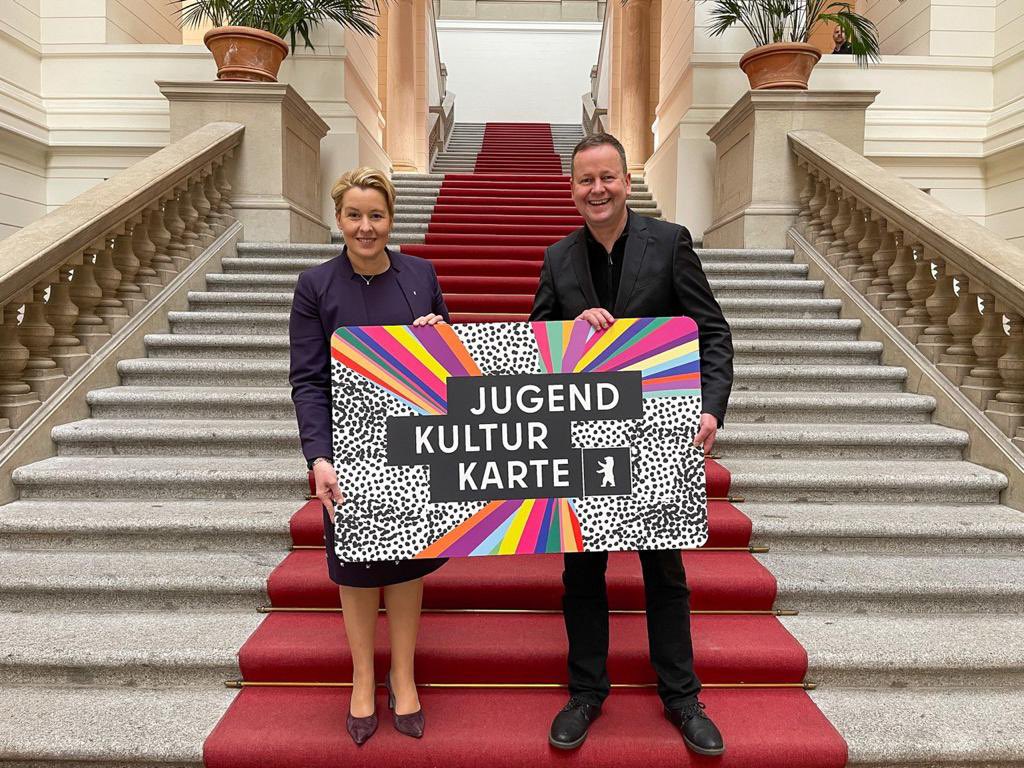 Senatsverwaltung für Kultur und Ges. Zusammenhalt (@senkultgz) on Twitter photo 40.000 Anmeldungen in 9 Tagen – die #Jugendkulturkarte hebt ab. <a href="/RegBerlin/">Senatskanzlei Berlin</a> <a href="/FranziskaGiffey/">Franziska Giffey</a> und Kultursenator <a href="/klauslederer/">Klaus Lederer</a> freuen sich über diesen Erfolg! 40.000 Anmeldungen in 9 Tagen – die #Jugendkulturkarte hebt ab. <a href="/RegBerlin/">Senatskanzlei Berlin</a> <a href="/FranziskaGiffey/">Franziska Giffey</a> und Kultursenator <a href="/klauslederer/">Klaus Lederer</a> freuen sich über diesen Erfolg!