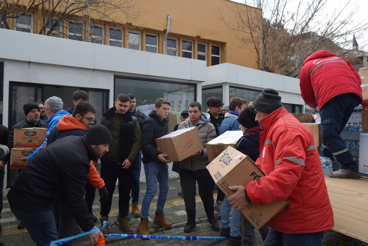 orhangazimem's tweet photo. Afetin ilk anından itibaren afetzedelere yardımcı olabilmek için öğretmen, veli ve öğrencilerimiz okullarımıza bölgeye gönderilmek üzere yardım malzemesi getirmişlerdir. Malzemeler Kaymakamlığımız koordinesinde AFAD aracılığıyla afet bölgesine gönderilmek üzere yola çıkmıştır. https://t.co/on3VQKzQa8