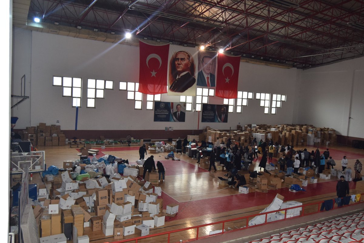 orhangazimem's tweet photo. Afetin ilk anından itibaren afetzedelere yardımcı olabilmek için öğretmen, veli ve öğrencilerimiz okullarımıza bölgeye gönderilmek üzere yardım malzemesi getirmişlerdir. Malzemeler Kaymakamlığımız koordinesinde AFAD aracılığıyla afet bölgesine gönderilmek üzere yola çıkmıştır. https://t.co/on3VQKzQa8