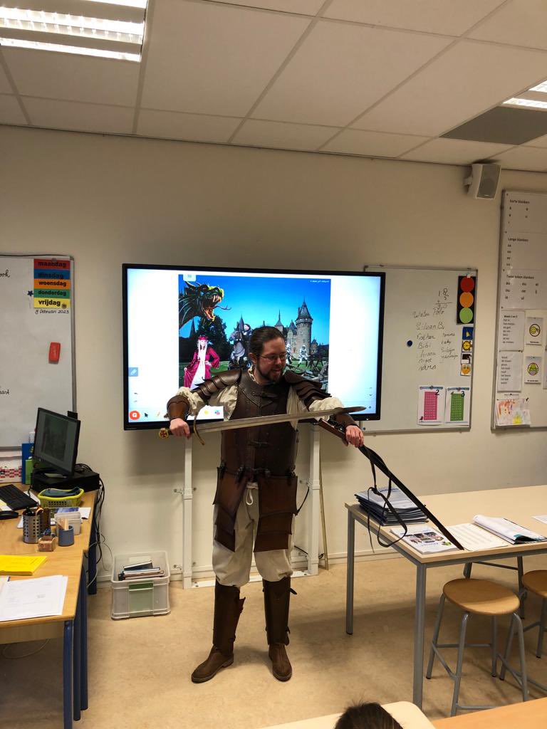 Groep blauw,thema:Ridders.Gave verrassing: ridder in d klas! Wouter(vader v. leerling)verteld over harnas v. leer &amp; zijn zwaard.Leerlingen mochten zwaard vasthouden!Dank,leuk dat j er was! #thematisch #allesin1 #primaironderwijs #ouderparticipatie #soest <a href="/STEemVallei/">Stichting Eem-Vallei Educatief</a>