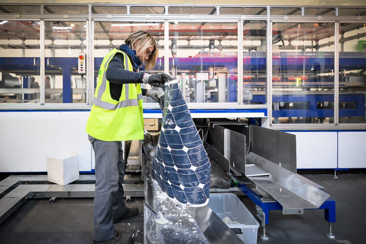 AgnesRunacher's tweet photo. À Saint-Loubès, l’entreprise Envie2E recycle et réemploie les panneaux solaires usagés.

Avec #France2030, nous développons ces solutions d’économie circulaire, véritable opportunité économique pour l’emploi dans nos territoires et l’accélération de notre transition énergétique. https://t.co/z8d4BPSBdI