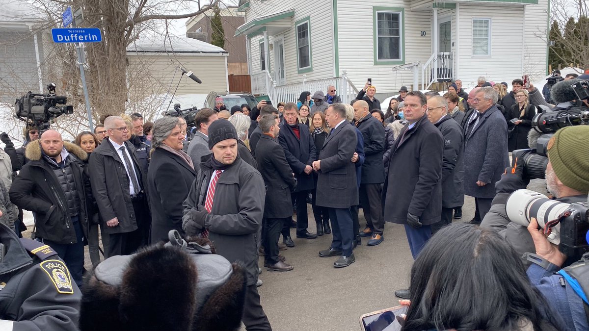 Des élus provinciaux et fédéraux présents à Laval pour livrer un message de solidarité et d’unité. Il l’a vont se recueillir devant la garderie.