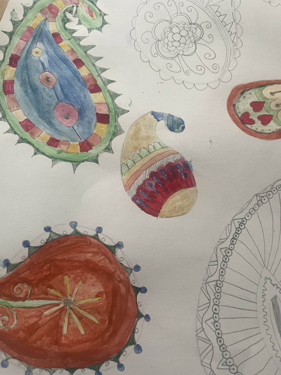 ParkTeaching's tweet photo. A student has demonstrated great skill and dedication while designing and hand painting this beautiful #paisleypattern.
#thisisAP https://t.co/jN5a8PZn5D