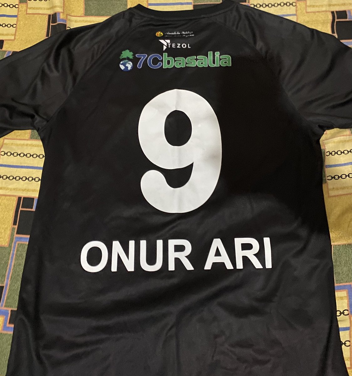 Kahramanmaraş merkezli depremler sonucu yüreğimiz yanıyor. Bu formayı açık artırma ile satışa sunuyorum. En yüksek miktarı veren hayırsevere bu formayı imzalayıp ulaştıracağım. Yardım bedelini de depremzedelerin yararına kullanmaları için <a href="/ahbap/">Ahbap</a>'a teslim edeceğim.#eskişehirspor