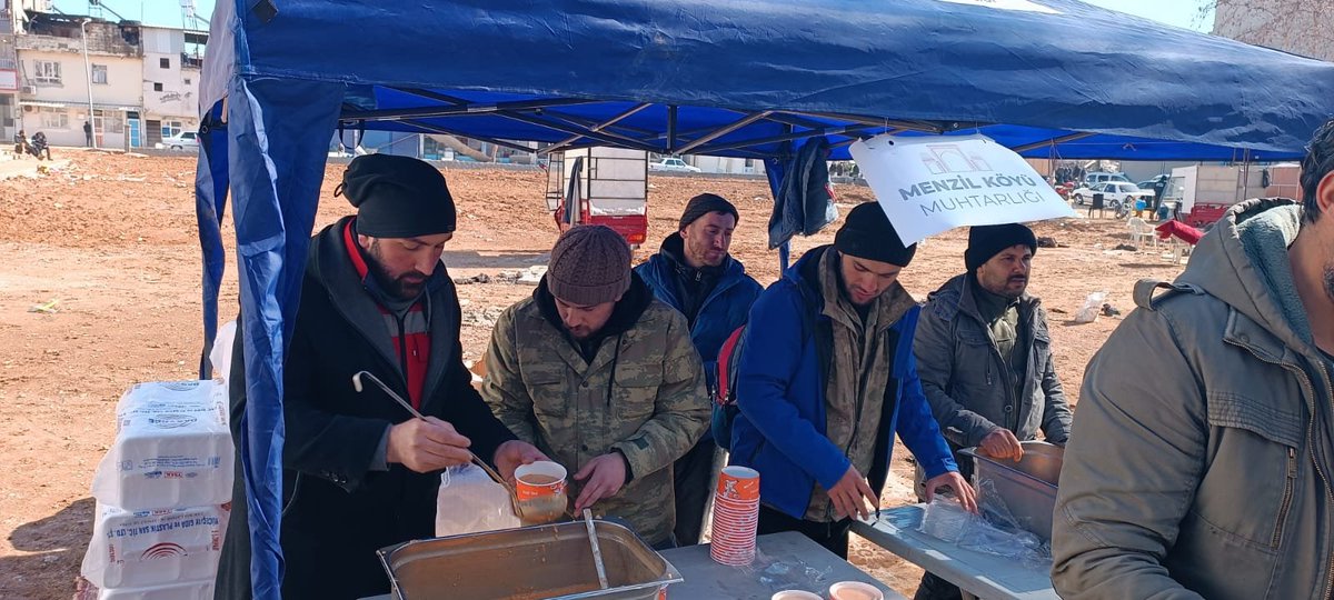 24 saat aktif hale getirilen çorbahanemizde ve mutfağımızda yemek pişirilerek afetzedelere ikram ediliyor.