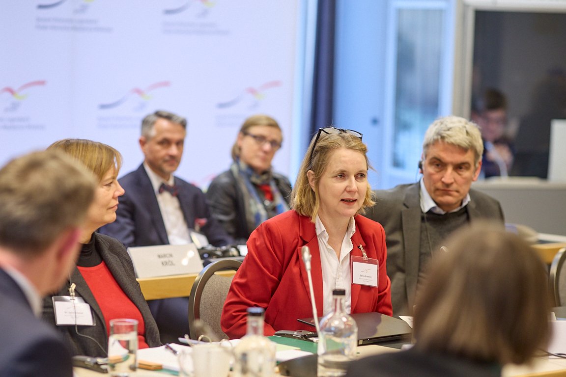 dpjw_pnwm's tweet photo. Heute und morgen tagt der 🇩🇪🇵🇱Deutsch-Polnische Jugendrat, das höchste Gremium des #DPJW, endlich wieder live. Diesmal in Potsdam. Geleitet wird die Sitzung von Margit #Gottstein, der #Staatssekretärin im Bundesministerium für Familie, Senioren, Frauen und Jugend und 1/2 https://t.co/vQrXNh0MY9