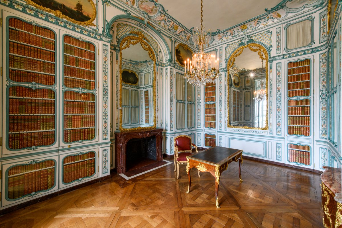CVersailles's tweet photo. 📚 Le dernier article des #CarnetsdeVersailles revient sur la technique du vernis Martin des décors du cabinet de retraite de la Dauphine et de la bibliothèque du Dauphin. A lire ici 👉  https://t.co/DJnFMEIZnt https://t.co/lZR4hozRh0
