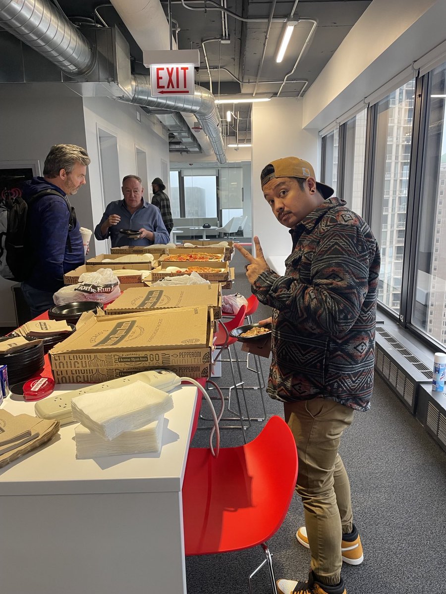 1035KISSFM's tweet photo. Happy National Pizza Day 🍕
🍕 @HomeRunInn 🍕
#kissfm #pizza #nationalpizzaday #homeruninn https://t.co/2b9CteonqV
