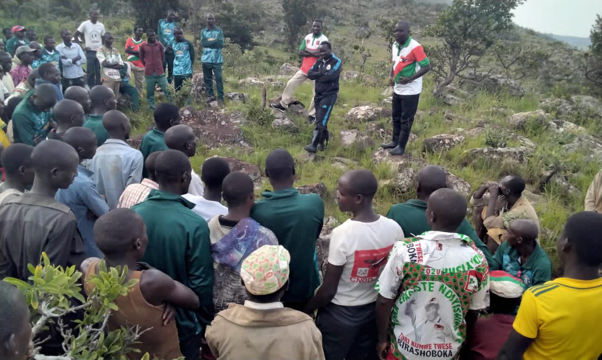 rutanacnddfdd's tweet photo. #BURUNDI  guhagararira amahoro n'umutekano kugira discipline no kwijukira amakoperative nivyo uwurongoye umuhari w'imbonerakure mu ntara ya Rutana yaganiriye ni Mbonerakure za zone Mpinga kuruyu wa 9/2/2023 aho bari bahuriye ku mutumba Butamya
bariko baratera ibiti @CnddFdd https://t.co/7zIExR0g0u