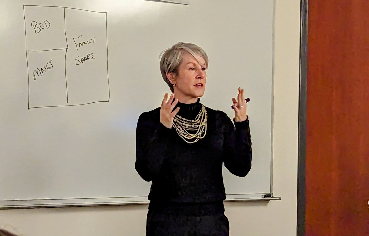 Fantastic class visit and discussion led by senior comms leader Kelly McGrail on corporate governance, comms and the role of counselor to the C-suite & boardroom in our @CMNDePaul @DePaulPRAD  #PRAD564 Business Skills for Strat Comm grad seminar! #corpgov #businessacumen