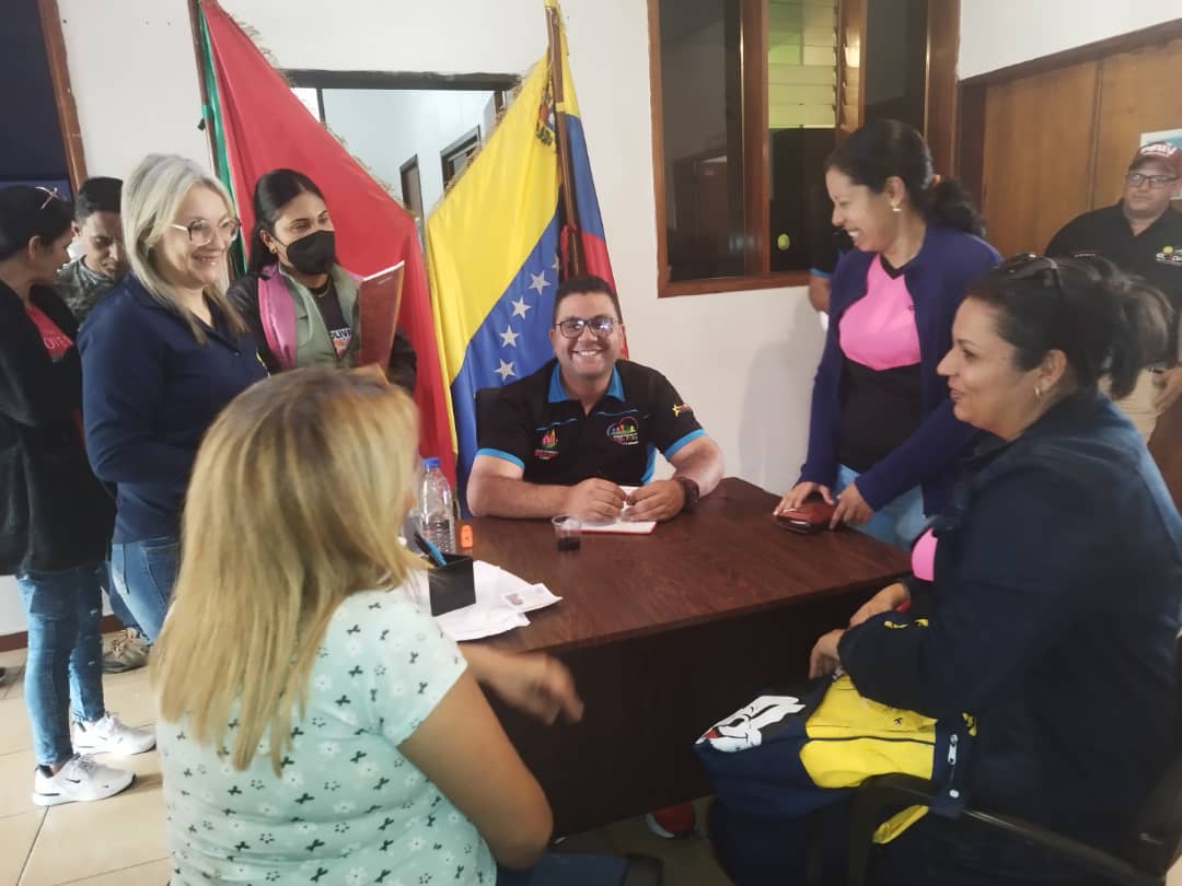 BoconoPrensa's tweet photo. #09Feb Cómo un solo equipo en conjunto el alcalde Alejandro García, da repuestas inmediatas con la entrega de medicamentos, ayudas técnicas, material deportivo, bombillos para alumbrado público y repuestas a comisiones comunitarias del municipio
#AudienciasPúblicas
#Somoscaribe https://t.co/Htj1HpX2AM