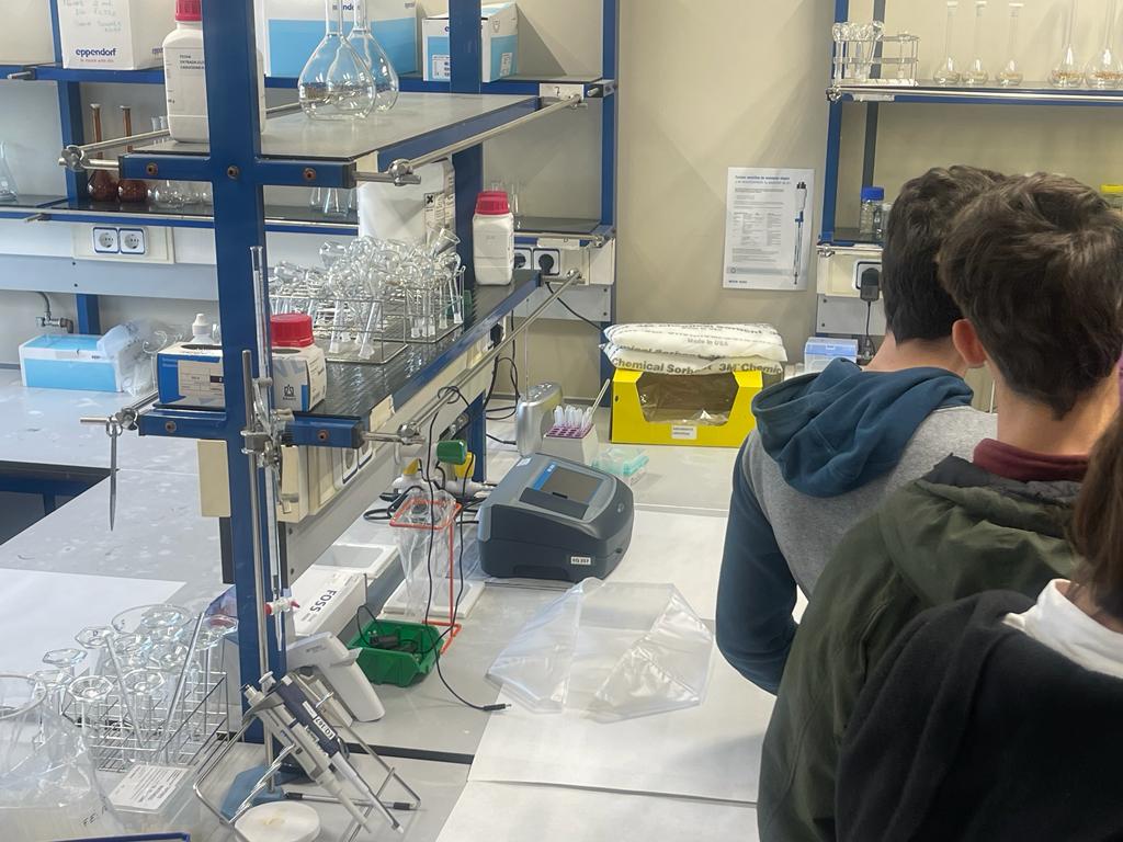 iesjgn's tweet photo. Es además una actividad extraordinaria de #orientaciónacadémica ya que permite a los estudiantes conocer verdaderamente cómo se trabaja en un laboratorio de estas características.
¡Gracias nuevamente por la oportunidad!
#físicayquímica #programaxcelence https://t.co/KKbAqSLbW0