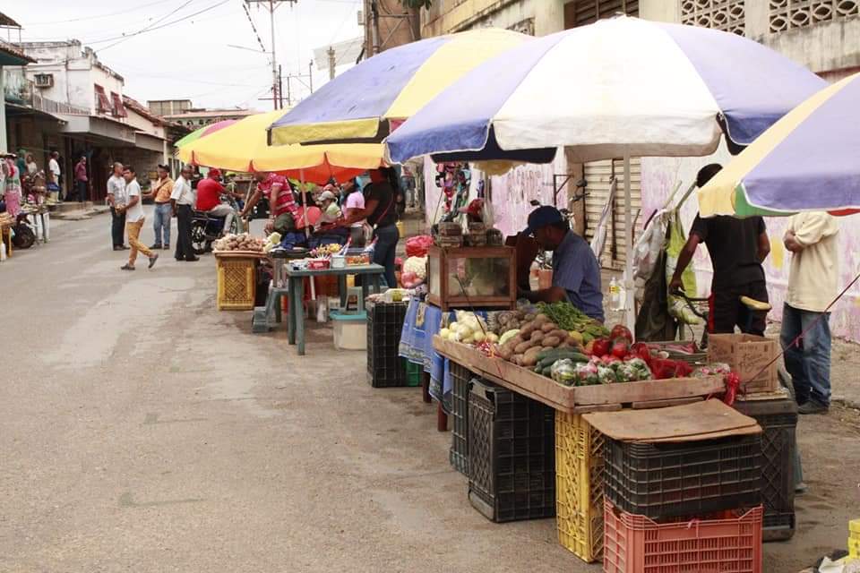 Continúa el despliegue informativo por parte del equipo de trabajo conformado por  el personal de hacienda, sindicatura, el poder popular organizado, la cámara municipal dando continuidad al plan de recuperación  en la avenida Ilustres Próceres.
#prensaorituco 
#OritucoRenace