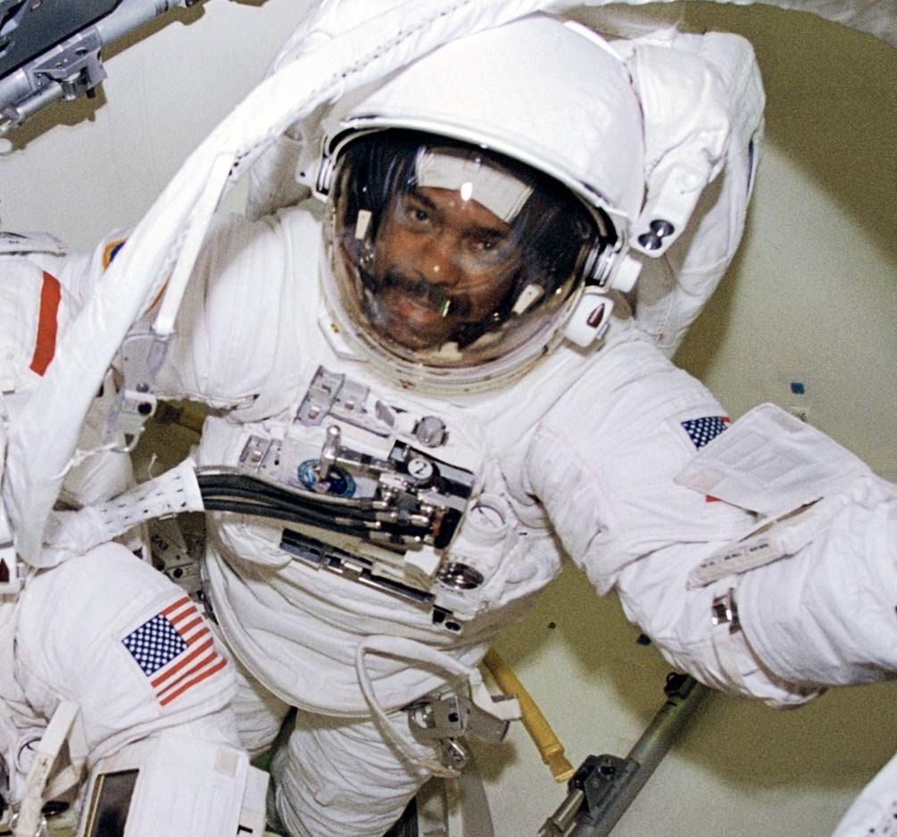 Первые в космос полетели американцы. Открытый космос 16k.