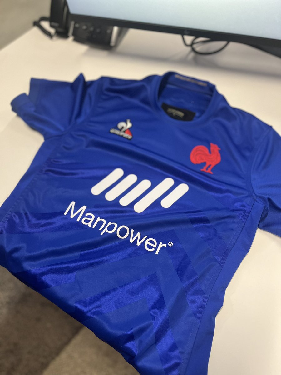 lequipedusoir's tweet photo. 🚨CADEAUX🚨

J-3 avant le #SuperBowl 
@vsainsily t’offre :
- 1 blouson @pullandbear Patriots🏉
- 1 maillot de la @ffrugby 
- 2 abonnements numériques d’un an à @lequipe 🗞️

RT + FOLLOW @lequipedusoir 
Choisis ton chroniqueur 👑 https://t.co/WCpbw6SlRO