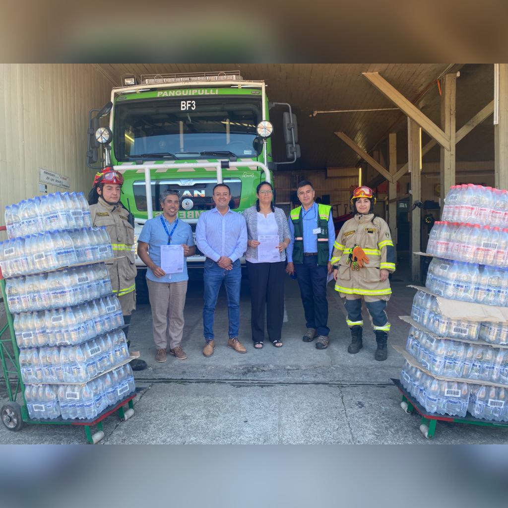 🥤💧👨‍👩‍👧‍👦👨‍🚒Un aporte de alrededor de 1.200 litros en agua mineral recibió la Municipalidad de Panguipulli por la empresa #CCU para ir en apoyo de las familias afectadas por los incendios forestales en la comuna de Purén y para el Cuerpo de Bomberos de #Panguipulli. (1/2)