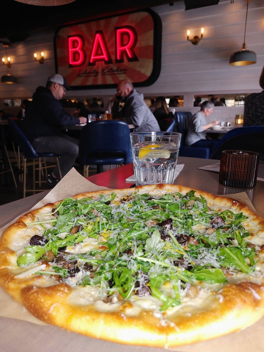 Big_G_09's tweet photo. New restaurant up in my hood here in #Saskatoon 🇨🇦 called #LibertyKitchen 🍴 Great food 🍕 and ambiance but pricey AF 🐂 🇨🇦 #foodie #hungry #lunch https://t.co/yICRfO41TV
