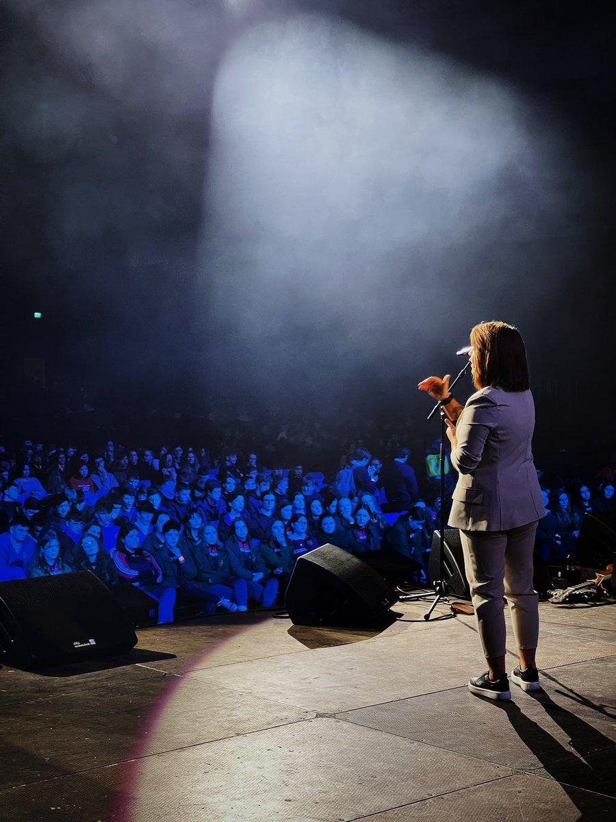 HolisiticCoach's tweet photo. What an amazing day today presenting at the @CASuicide Student Leaders Congress! 5,000 students and one message from me;

“ you are brave, you are strong and you are UNSTOPPABLE” 

The future is bright 🖤 https://t.co/TqV2PqaPf6