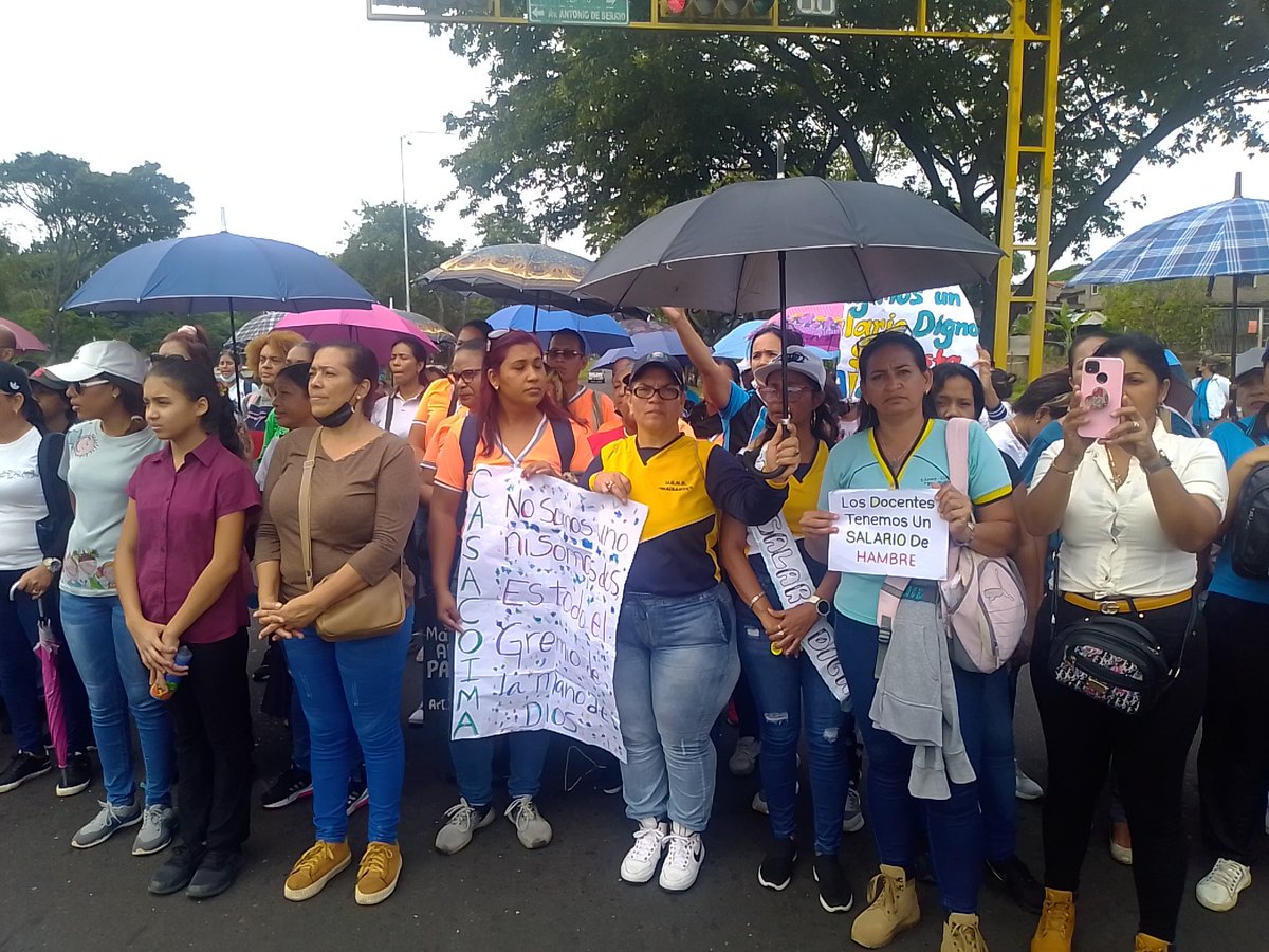 aracelys_fer's tweet photo. Los maestros de San Félix nuevamente se hacen sentir. En esta oportunidad una caminata . En solicitud de indexación salarial y firma de la III Convención colectiva.  Profe. Aracelys Contreras concejal @VilmaVargas  @UNT_Caracas @UntCaroni https://t.co/PE4HNExvXk