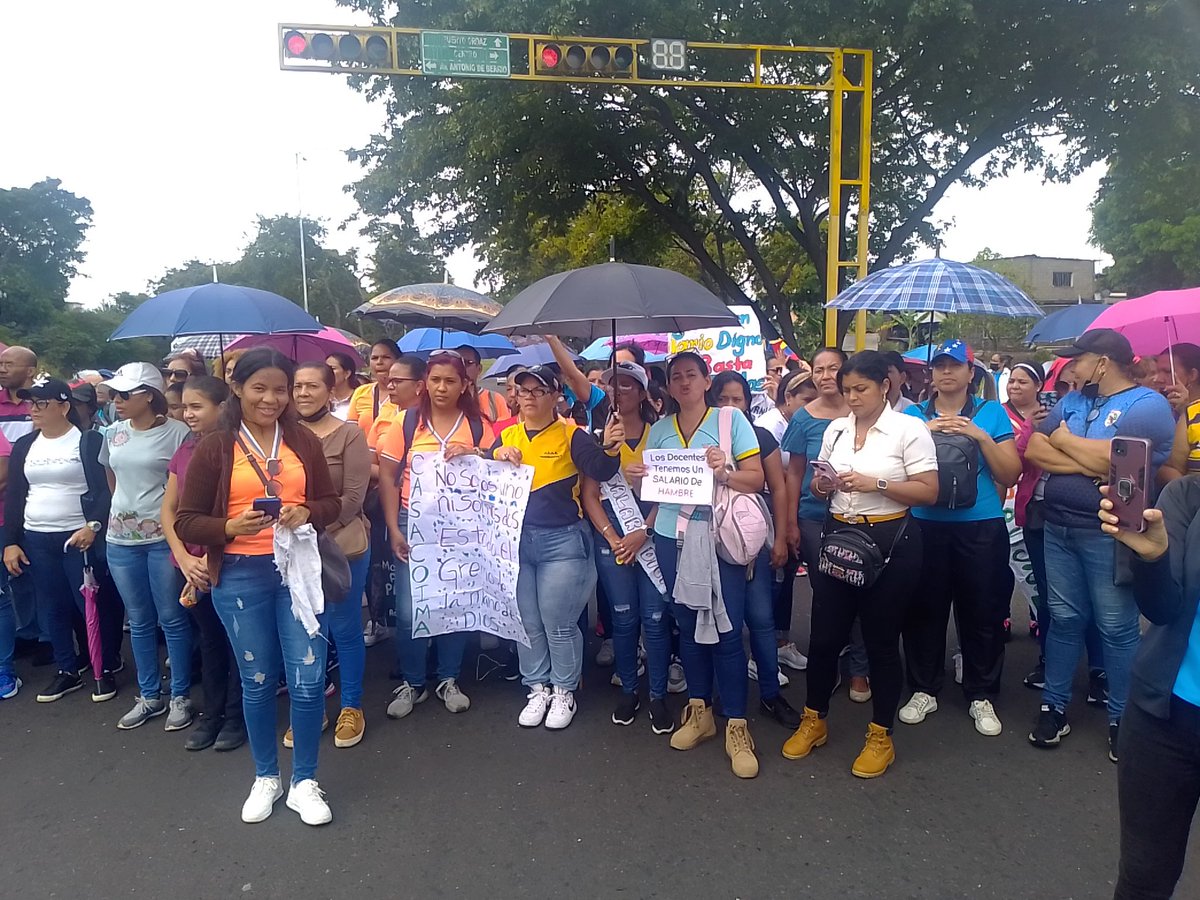 aracelys_fer's tweet photo. Los maestros de San Félix nuevamente se hacen sentir. En esta oportunidad una caminata . En solicitud de indexación salarial y firma de la III Convención colectiva.  Profe. Aracelys Contreras concejal @VilmaVargas  @UNT_Caracas @UntCaroni https://t.co/PE4HNExvXk