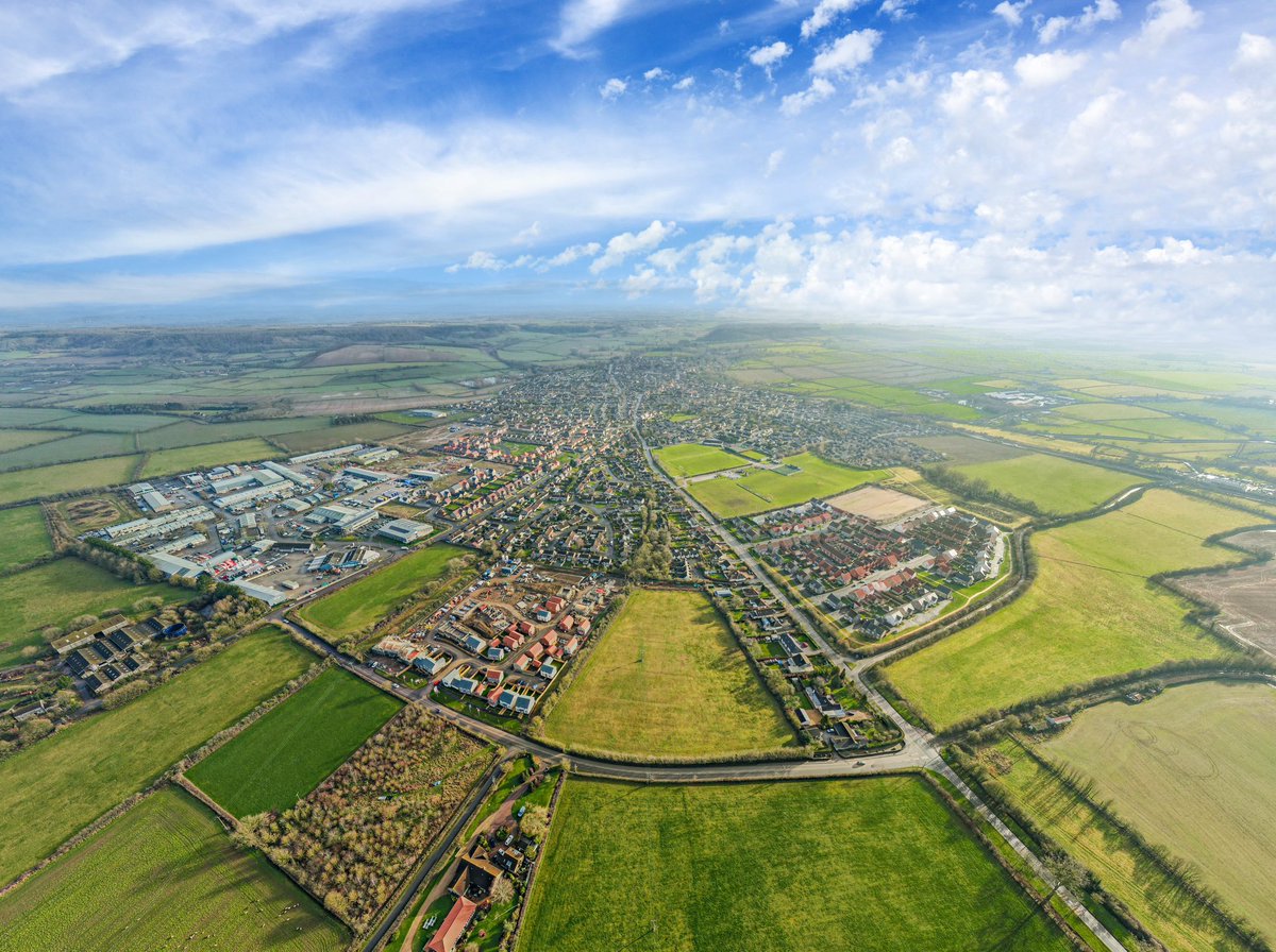 AllisonHomesUK's tweet photo. It’s #ALLaboutProgress at Buttercross Meadow!
We are pleased to see the progress that has been made at our Buttercross Meadow development in Somerton, which has already started welcoming customers into their Allison homes. https://t.co/sEsulqC0wy
