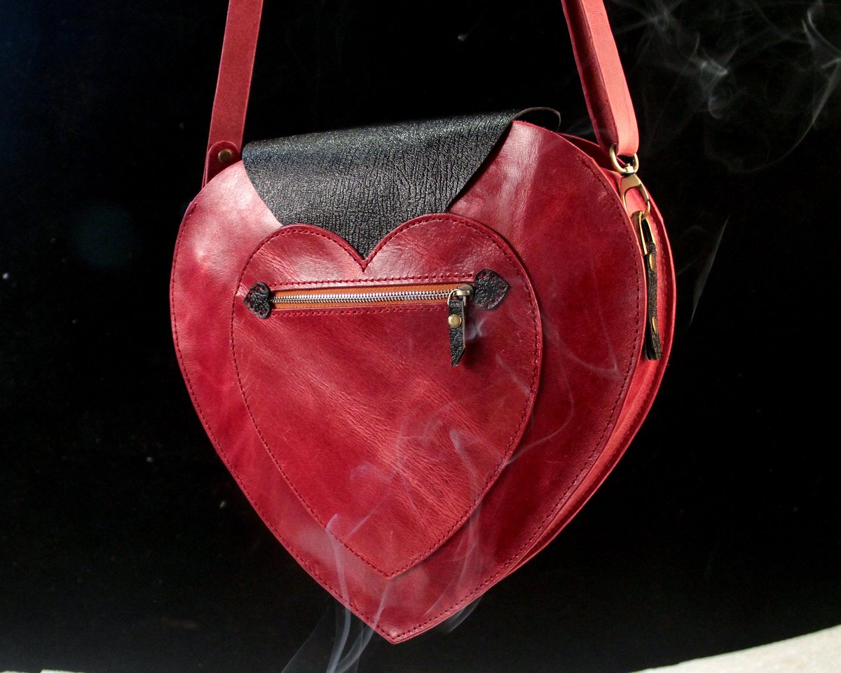 Wonderpattern's tweet photo. ✓The leather Heart bag PDF Pattern in A4 and Letter file formats with step by step video tutorial 
size:  30* 29* 7 cm
💎you can find the original pattern at: 
https://t.co/3KQer05wrY
https://t.co/9Vl1aoNeCZ https://t.co/rf832RWB3S