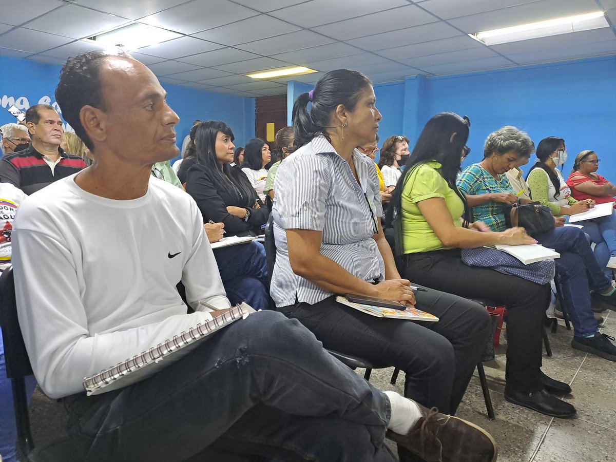 #9Feb 
Autoridad Única En Educación <a href="/leoalvacabrera/">Prof. Leonardo Alvarado</a> junto a la Viceministra <a href="/_NancyOrtuno_/">Nancy Ortuño Rojas</a> se desarrolla un debate sobre el centro de desarrollo por la calidad educativa. 
#IVIC64Años 
<a href="/NicolasMaduro/">Nicolás Maduro</a> <a href="/_LaAvanzadora/">Yelitze Santaella</a> <a href="/MPPEDUCACION/">MPPEDUCACION</a> <a href="/Soykarinacarpio/">Karina Carpio</a>