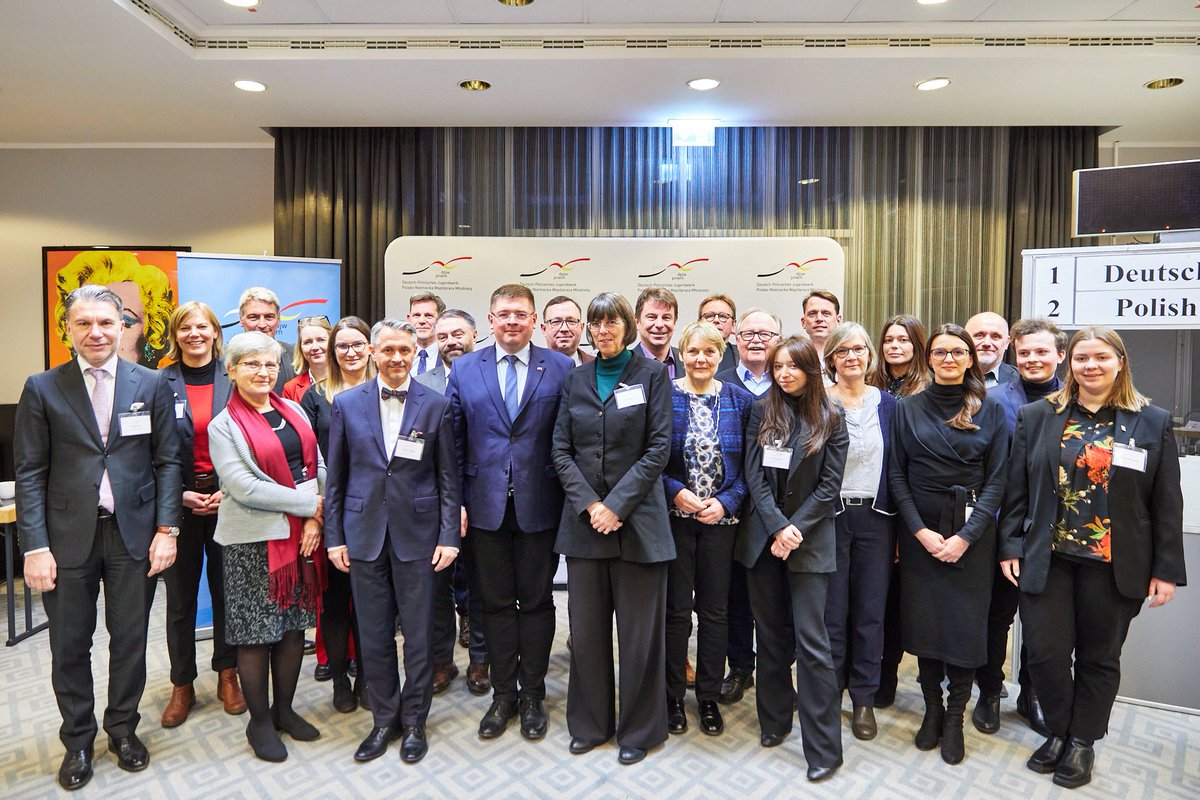 pnwm_dpjw's tweet photo. Margit #Gottstein, Sekretarz Stanu w niemiecki Federalnym Ministerstwie ds. Rodziny, Seniorów, Kobiet i Młodzieży. #RadaPNWM decyduje o budżecie i rocznym planie organizacji na rok 2023. Dziękujemy bardzo i do zobaczenia następnym razem! https://t.co/EG7VE9INPy