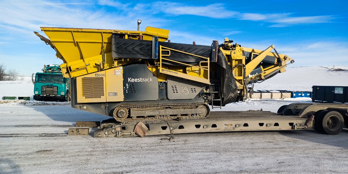 ClaystoneWaste's tweet photo. #DYK? Soil can absorb nutrients more efficiently from evenly-sized #compost.
Screening is essential in passing compost through sieves to create a ready-to-use end product! The screener pictured here is the latest of our #compostfacility equipment arrivals. @Keestrack1 https://t.co/AAzmwHQC9I