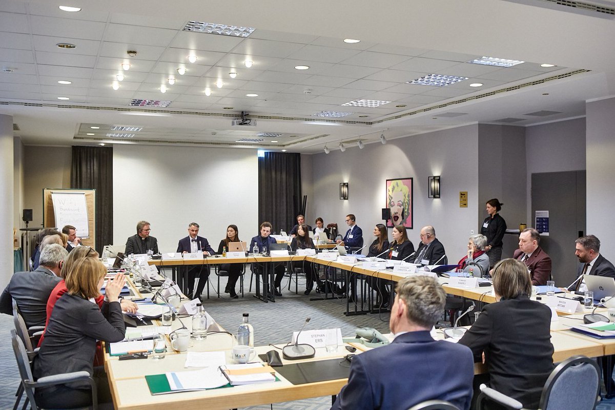 Dziś i jutro spotyka się w końcu ponownie na żywo Rada Polsko-Niemieckiej Współpracy Młodzieży, najwyższy organ #PNWM. Tym razem w Poczdamie. Posiedzenie poprowadzą Tomasz #Rzymkowski, Sekretarz Stanu w Ministerstwie Edukacji i Nauki oraz