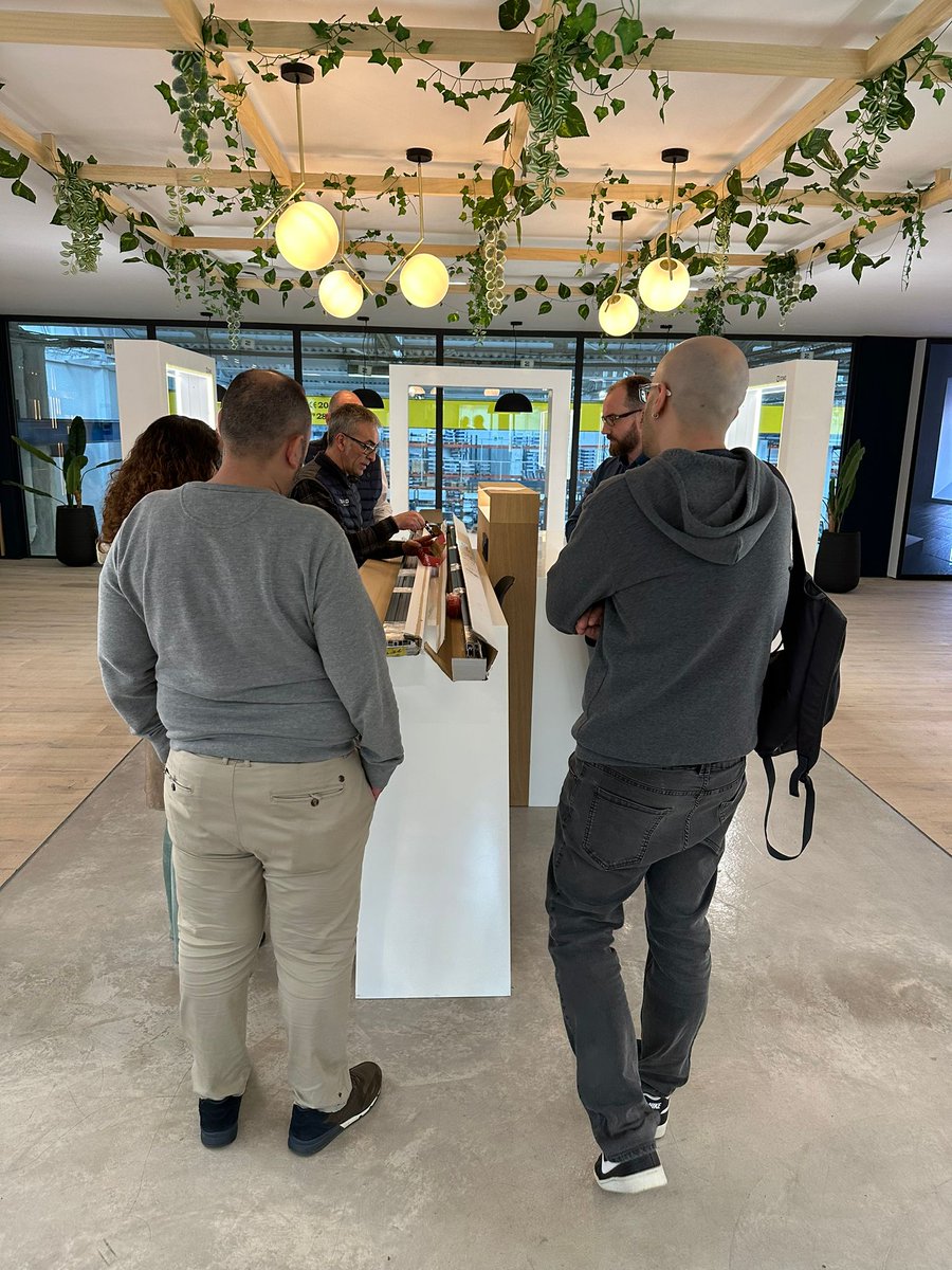 DOMObyINDALSU's tweet photo. 🔵 ¡Terminamos la primera jornada de formación de #DOMOEXPERTO! 

Un día muy completo con 4 pases de formación centrados en #DOMODECOR y todas sus aplicaciones.

¡¡Mañana, más!! 💪
 
 #SistemasDOMO #CarpinteriaDeAluminio #Interiorismo #VentanaDeAluminio #ArquitecturaSostenible https://t.co/0vP6Ire9Bg
