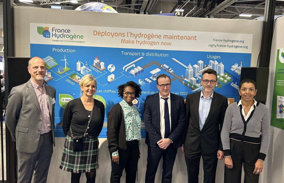 FranceHydrogene's tweet photo. 🔴 Le projet #DEFHY a été lancé conjointement par France Hydrogène, @Afpa_Formation, @InnoEnergyFR, @pole_emploi, @reseaucariforef et @AdeccoGroupFR
🎯 Répondre aux enjeux clés des #compétences, métiers, #emplois et #formations de la filière #hydrogène. 👷 #France2030 ⤵️ https://t.co/k5Pg7xovHD