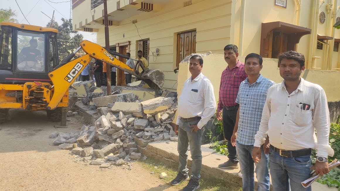 Eviction from ilegal encroachment..