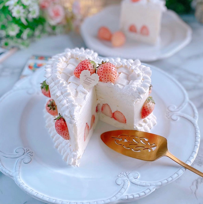 daily_dolce's tweet photo. Heart shaped strawberry cake by bellbell.vavi https://t.co/4C9dEu8R1Z