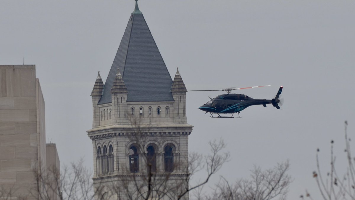 PenguinSix's tweet photo. Two FBI helicopters land atop the FBI Headquarters in downtown DC and then depart quickly. https://t.co/UuQjNUU2vx