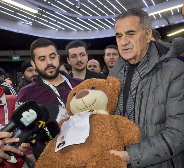 foootballo's tweet photo. Şenol Güneş: Deprem bölgesindeki vatandaşlarımıza yardım etmek için Türkiye ayakta. Sadece Türkiye değil Dünya ayakta. Kulübümüzün Başkanımız Ahmet Nur Çebi ile Yönetim Kurulumuzun öncülüğünde üstün gayretleri var. Depremzede vatandaşlarımız için elimizden ne geliyorsa yapacağız. https://t.co/VP0CxiUmKW