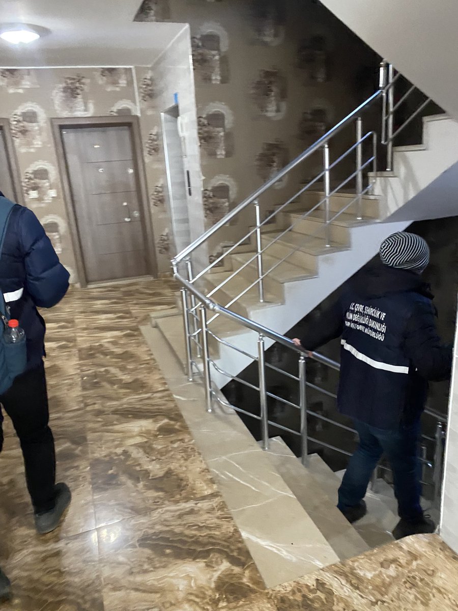 OzpayErcan's tweet photo. Hasar tespiti için herhangi bir yere başvuru yapmıyorsunuz!
Ekipler sırasıyla binalara girip tespitlerini yapıyorlar gerek duydukları binalardan giriş kattan veya 1.kattan daire incelemek istiyorlar,bina kapınızda iletişim numarası bırakmanızı tavsiye ederim. @GundemiAntep27 https://t.co/XqMRulrLTU