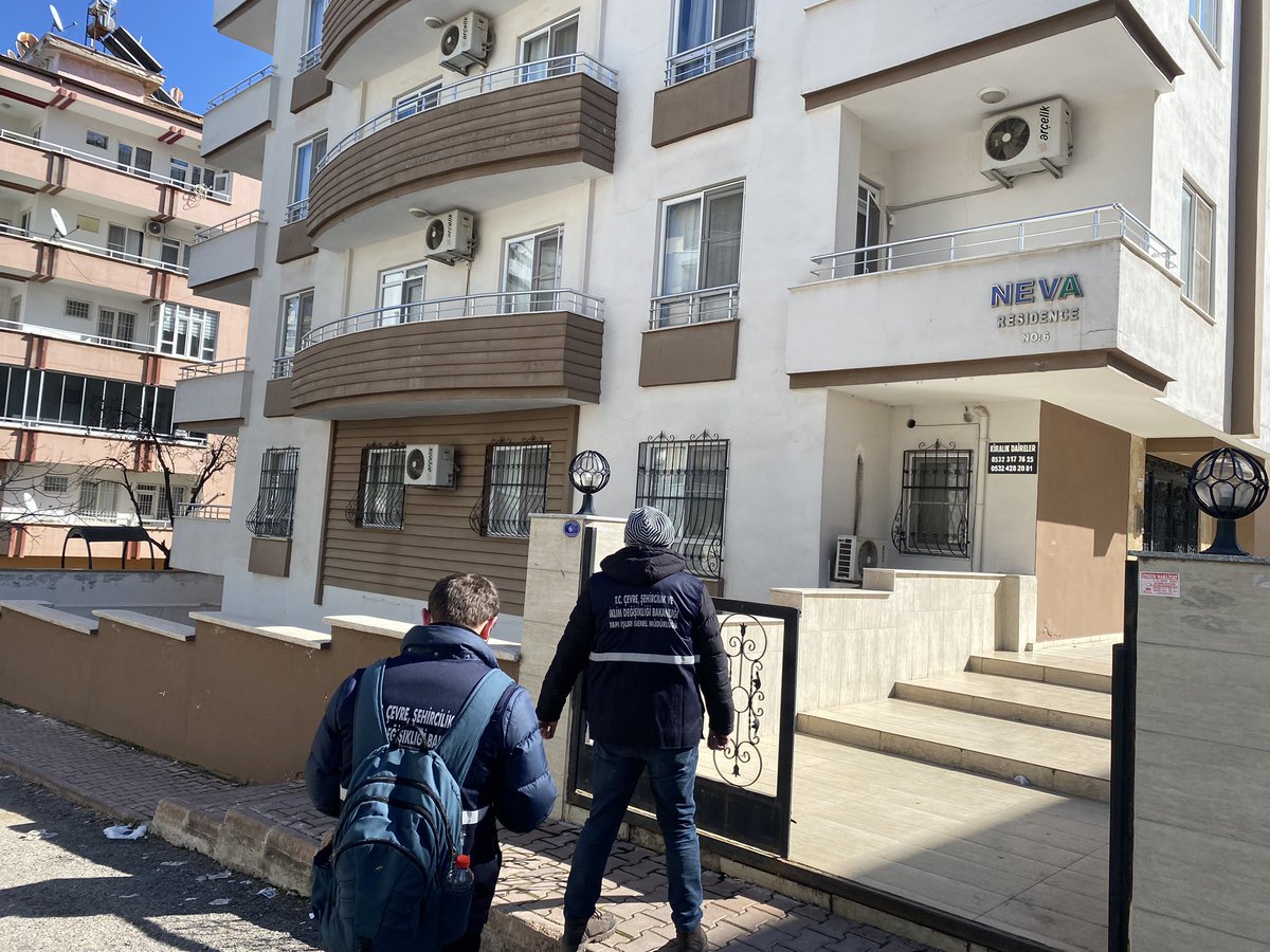 OzpayErcan's tweet photo. Hasar tespiti için herhangi bir yere başvuru yapmıyorsunuz!
Ekipler sırasıyla binalara girip tespitlerini yapıyorlar gerek duydukları binalardan giriş kattan veya 1.kattan daire incelemek istiyorlar,bina kapınızda iletişim numarası bırakmanızı tavsiye ederim. @GundemiAntep27 https://t.co/XqMRulrLTU