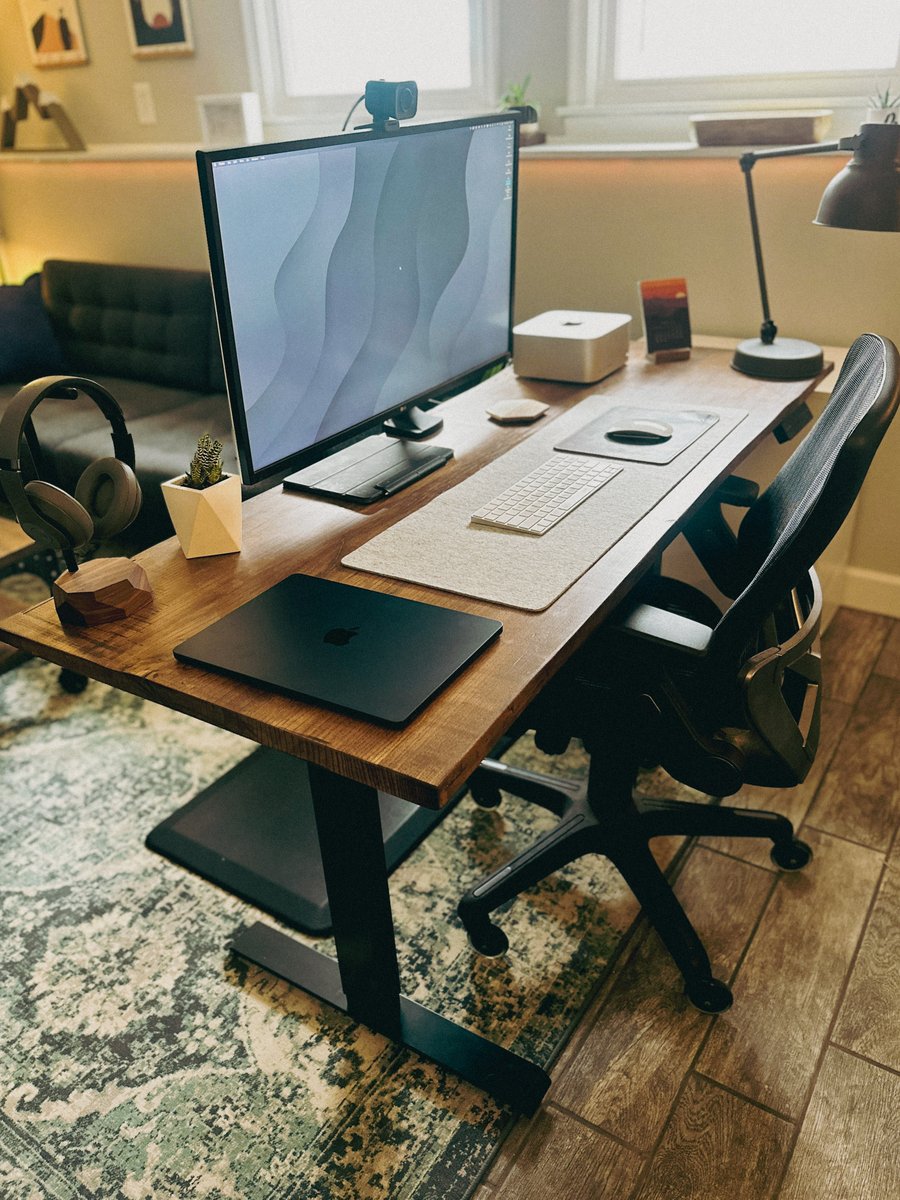 alex_eiman's tweet photo. I’m loving these mornings with plenty of natural light, enhanced by a layer of snow that covered the area unexpectedly last night.
.
.
.
#setups #setupinspiration #macsetup #desktopinspo #isetups #officevibes #workstations #designer #workfromhome #webdesigner #graphicdesign https://t.co/TDDjIU9lZX