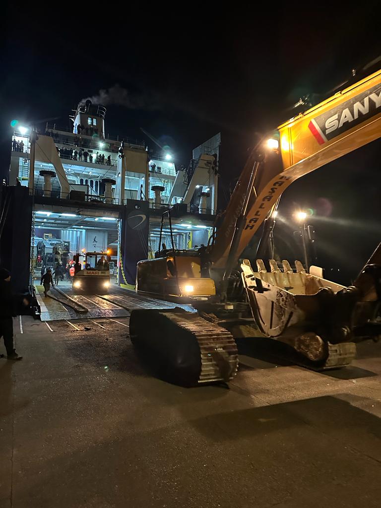 Genel Müdürlüğümüz Koordinasyonunda İzmir'den yola çıkan Ulusoy-5 gemisi 114 tır insani yardım malzemesi, 74 iş makinesi, 4 tanker akaryakıt olmak üzere toplam 192 araç, 221 yolcu ile İskenderun Limanına ulaştı.
Yaralarımızın sarılmasında emeği geçen herkese teşekkür ederiz.