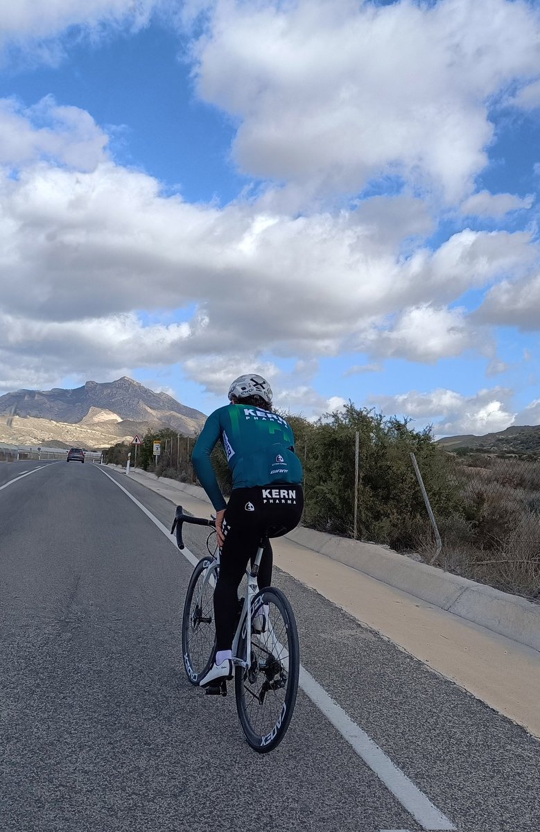 pedrodelgadoweb's tweet photo. En un lugar de Alicante cuyo nombre no quiero acordarme, ciclistas pro tienen pesadillas solo de pensar en él #TestdeLactatos 😢
Yo, como ya no genero lactatos, me quedé viendo el paisaje y las cara de los ciclistas con un sofoco de un par de... 😁
@EqKernPharma @JumboVismaRoad https://t.co/bVX1oUP704