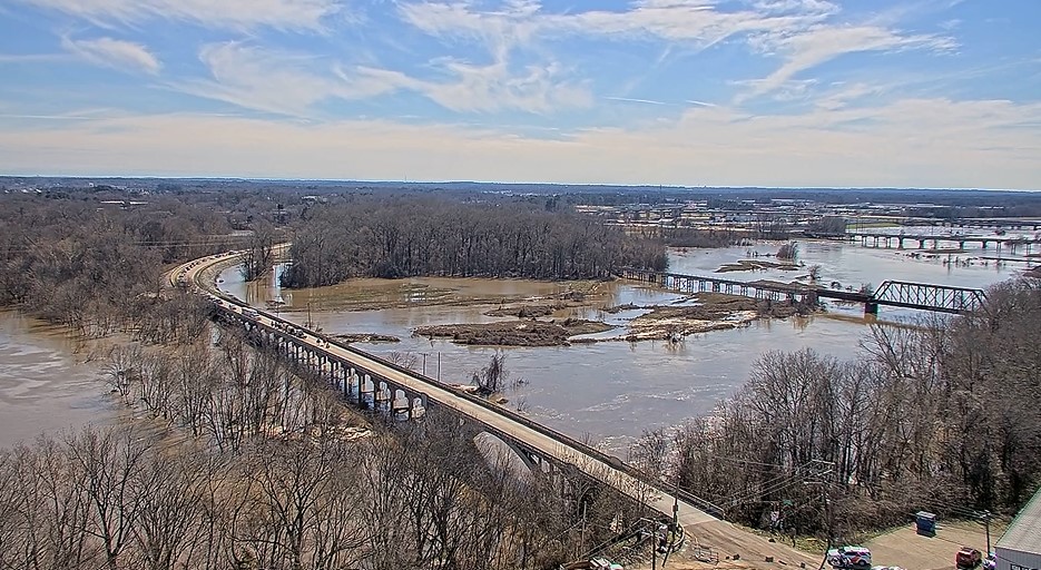 WilsonStribling's tweet photo. The first of the Dixie National wagon trains is approaching Jackson! They'll have to take an altered route to the fairgrounds this year, because a section of Jefferson St. is closed. JPD is awaiting their arrival at the foot of the Woodrow Wilson Bridge. https://t.co/XLe94mA3II