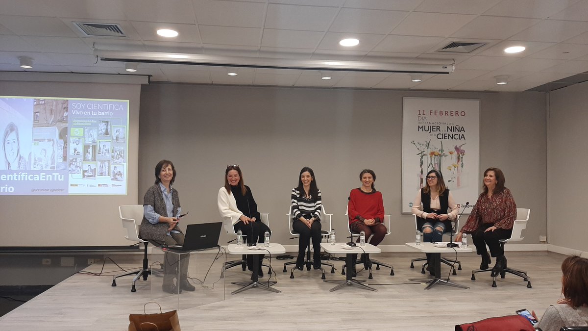 Comenzamos la actividad Charlando con #CientíficaEnTuBarrio 👩🏻‍🔬
Ana Gaspar, jefa de servicio de <a href="/IgualdadZGZ/">Igualdad Zaragoza</a> explica que el objetivo del #11F es demostrar que "las niñas y las mujeres podemos participar en la ciencia sin barreras” 🧪
<a href="/UccUnizar/">UCC unizar</a>