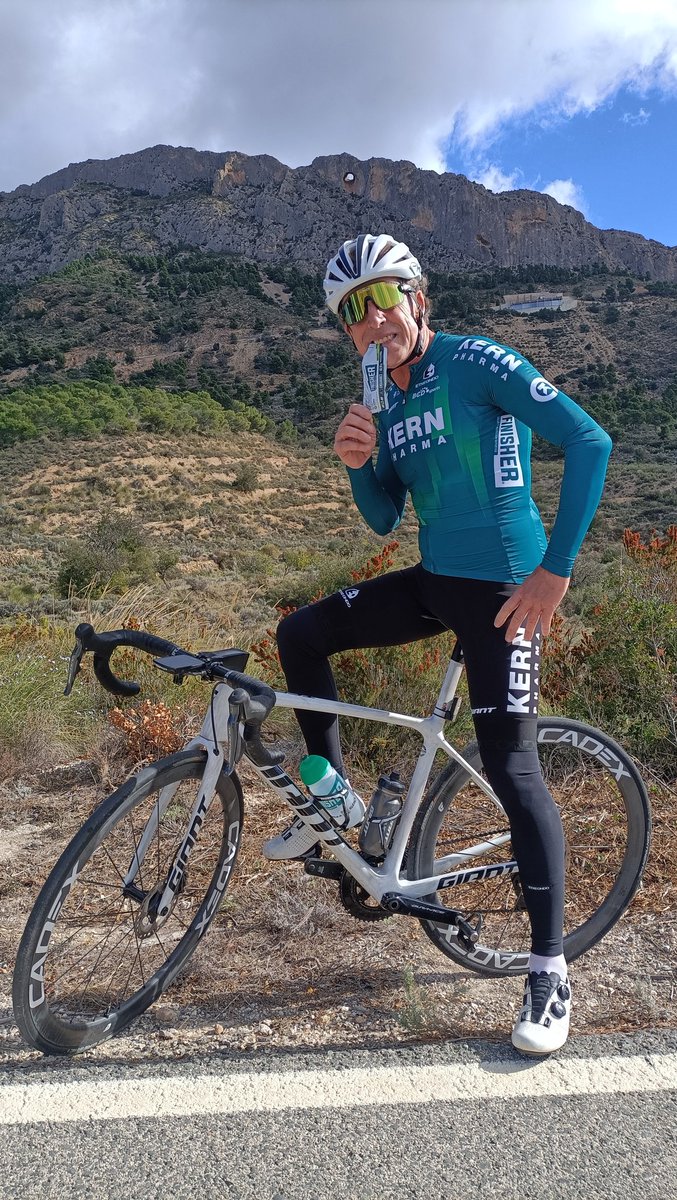 pedrodelgadoweb's tweet photo. En un lugar de Alicante cuyo nombre no quiero acordarme, ciclistas pro tienen pesadillas solo de pensar en él #TestdeLactatos 😢
Yo, como ya no genero lactatos, me quedé viendo el paisaje y las cara de los ciclistas con un sofoco de un par de... 😁
@EqKernPharma @JumboVismaRoad https://t.co/bVX1oUP704