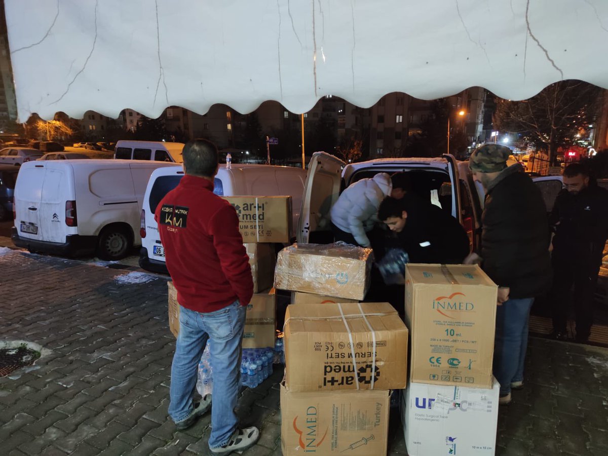 Uzmanlar Federasyonu Afet bölgesine gönderilen yardım aracımız bugün 1 Aracımız Kahramanmaraşa teslim ettik
3 Aracımızda Saat 20.00 da yola çıktı 4 araç oldu.
Yarın akşam 3 araç daha göndereceğiz.
Her ilimize en az 1 Araç göndermeyi planlıyoruz
İrtibat Ömer Tandoğdu 05326552215