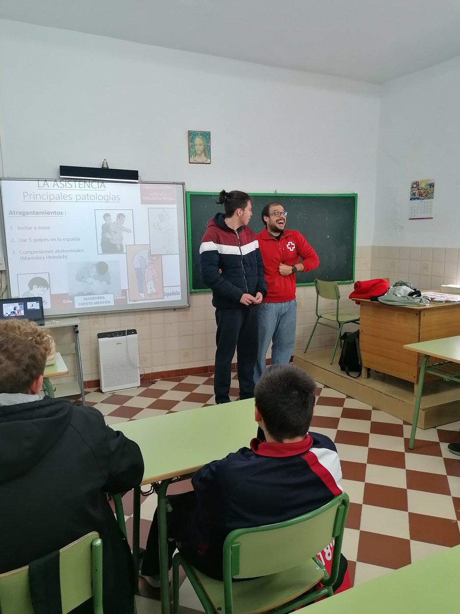 fedcsantaclara's tweet photo. 3ºESO ha compartido con nuestro antiguo alumno Javier Fagundo Rivera, como miembro de Cruz Roja, una charla sobre primeros auxilio y RCP. ¿Qué debemos hacer ante un accidente? ¿Cuáles son las primeras actuaciones a realizar?
Gracias Javier por todo lo q hemos aprendido! https://t.co/1JuF2O41FY